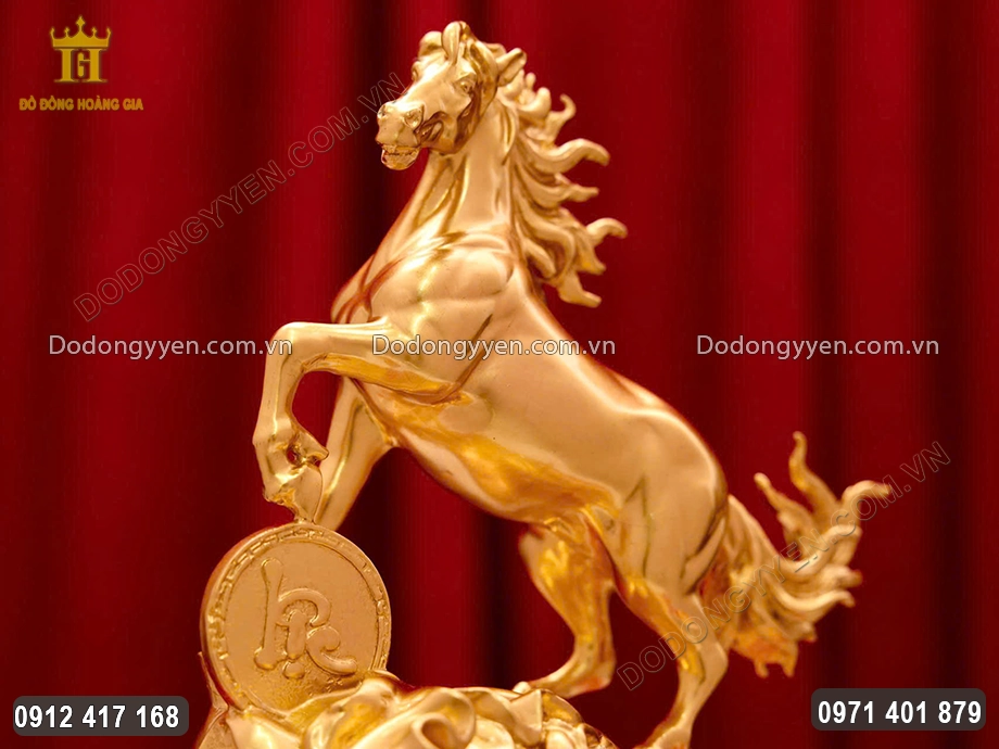 Bờm ngựa được chạm khắc uốn lượn như đang tung bay trong gi&oacute;